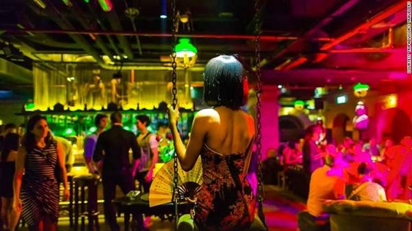 Maggie Choo’s là một quán bar phong cách Thượng Hải giữa lòng thủ đô Bangkok (Thái Lan), địa điểm thích hợp để đón Tết Nguyên Đán. Quán nằm dưới tầng hầm khách sạn Novotel Bangkok Fenix Silom, cửa vào bằng gỗ, các phòng riêng biệt với ánh đèn mờ, gợi cảm giác bí ẩn và phong cách. Ảnh: CNN.
