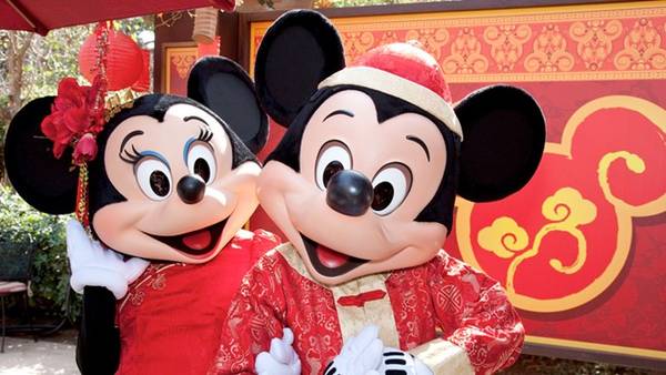 Công viên Disney tại thành phố Los Angeles (Mỹ) cũng được gợi ý cho dịp Tết Nguyên Đán. Tại công viên giải trí nổi tiếng nhất Los Angeles thời điểm này, các robot trong phim Tranformers sẽ chào du khách bằng tiếng Trung Quốc, chuột Mickey mặc trang phục Trung Quốc. Các nhân vật đến từ Trung Quốc như gấu trúc Po và hổ Tigress (phim Kung Fu Panda), Mộc Lan và Mushu (phim Mulan) cũng sẽ xuất hiện. Ảnh: Disney Parks.