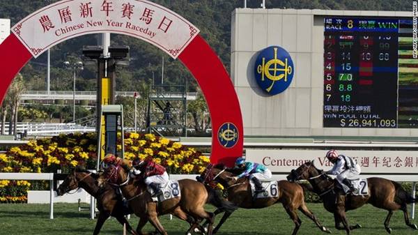 Cuộc đua ngựa đầu năm mới ở trường đua Sha Tin (Hong Kong, Trung Quốc) được tổ chức vào ngày mùng 3 âm lịch hàng năm (tức ngày 30/1 năm nay). Người Hong Kong rất thích cá cược, vì vậy Tết Nguyên Đán là dịp tốt để thử vận may. Ngay cả những người không đam mê đua ngựa vẫn bị thu hút bởi những màn biểu diễn sống động, hoặc tới đây xem phong thủy và rút quẻ đầu năm. Du khách tới trường đua vào Tết Nguyên Đán nên mặc trang phục màu nâu, vàng hoặc đỏ, những màu được cho là may mắn vào ngày hôm đó. Ảnh: CNN.