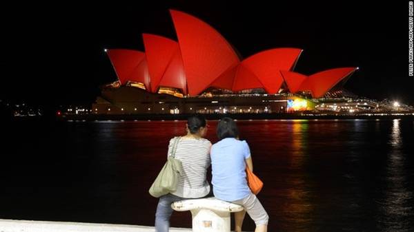 Thành phố Sydney (Australia) là một trong những thành phố nước ngoài đông người Trung Quốc nhất. Những địa danh mang tính biểu tượng của thành phố như Nhà hát Opera Sydney, Cầu Cảng Sydney và Tòa thị chính sẽ được ánh đèn đỏ chiếu sáng trong dịp Tết. Những chiếc đèn lồng mang biểu tượng các con giáp được trang trí khắp thành phố. Ảnh: CNN.