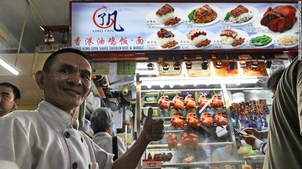 Du khách có thể bắt đầu năm Đinh Dậu bằng việc thưởng thức một suất ăn ngon lành với giá chưa đến 2 USD tại tiệm cơm và mì gà sốt xì dầu Liao Fan Hong Kong ở Singapore. Cửa hàng nhỏ ven đường này đã thu hút sự chú ý trước cả khi nhận được một sao Michelin danh giá năm 2016. Tại Singapore, quảng trường Kreta Ayer và cuộc diễu hành Chingay ở Chinatown là những lựa chọn hàng đầu để đón Tết Nguyên Đán. Ảnh: CNN.
