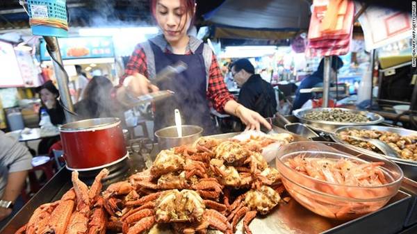 Với những người thích thưởng thức ẩm thực trong hai tuần nghỉ lễ, chợ đêm Nhiêu Hà ở Đài Bắc (Đài Loan, Trung Quốc) chính là địa điểm lý tưởng. Khu chợ dài 600 m, hai bên đường là các quầy thức ăn đường phố và những trò chơi dân gian. Ngoài bánh tiêu hay xiên hải sản, những người tới đây thường ăn lẩu cùng bạn bè và gia đình. Ảnh: CNN.