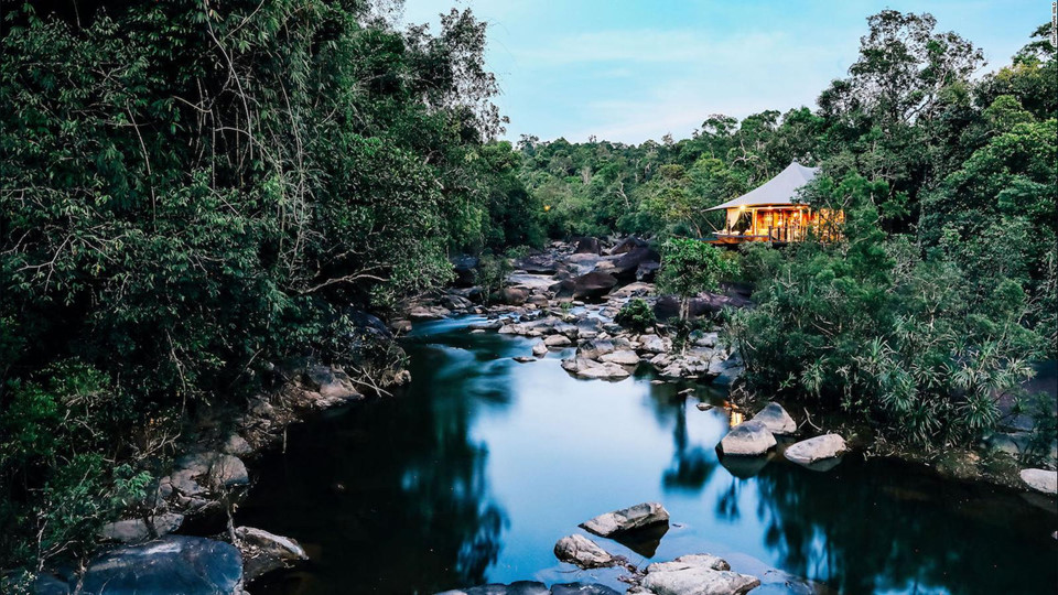 6. Shinta Mani Wild, Campuchia: Khách sạn nghỉ dưỡng Shinta Mani Wild nằm trong khu rừng hoang dã Shinta Mani ở miền nam Campuchia. Khách sạn có thiết kế cực kỳ độc đáo và sáng tạo, bằng cách kéo những sợi dây dài qua thác nước và dòng sông để giữ vững cho 14 căn lều khổng lồ. Du khách có thể tới đây bằng thuyền, và sẽ có được trải nghiệm như những vị vua chúa trong thập niên 60 ở Campuchia,
