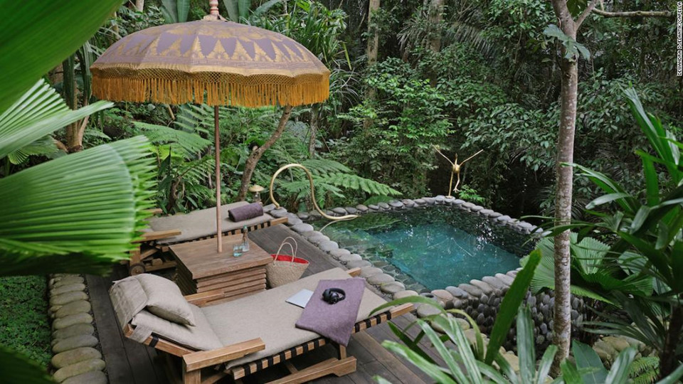 8. Capella Ubud, Bali, Indonesia: Nằm trong một khu rừng nhiệt đới được bao quanh bởi những cánh đồng lúa và dòng sông Wos, khách sạn nghỉ dưỡng Capella Ubud gồm có 22 lều nghỉ đặt giữa thiên nhiên hoang sơ. Tới đây bạn sẽ có cảm giác như một chuyến phiêu lưu hoang dã hấp dẫn, được sống và hòa mình vào thiên nhiên, cộng thêm các dịch vụ tiện ích đẳng cấp sẽ là chuyến đi không thể nào quên.