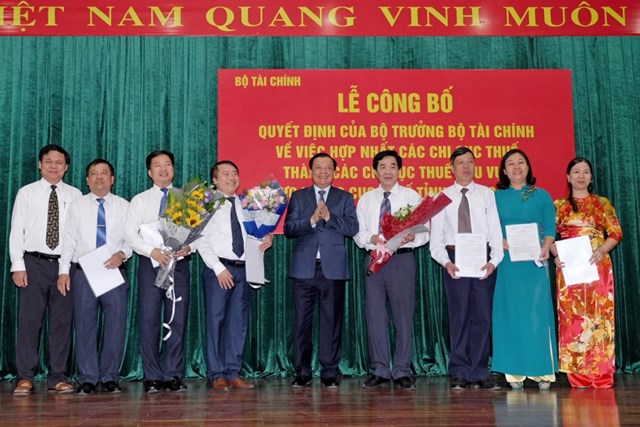 Bộ trưởng Bộ T&agrave;i ch&iacute;nh ch&uacute;c mừng việc hợp nhất c&aacute;c Chi cục thuế th&agrave;nh Chi cục thuế khu vực tại Cục Thuế tỉnh Quảng Ninh.