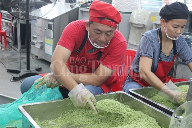 Cận cảnh gói bánh chưng bằng máy tại Sài Gòn - Ảnh 3