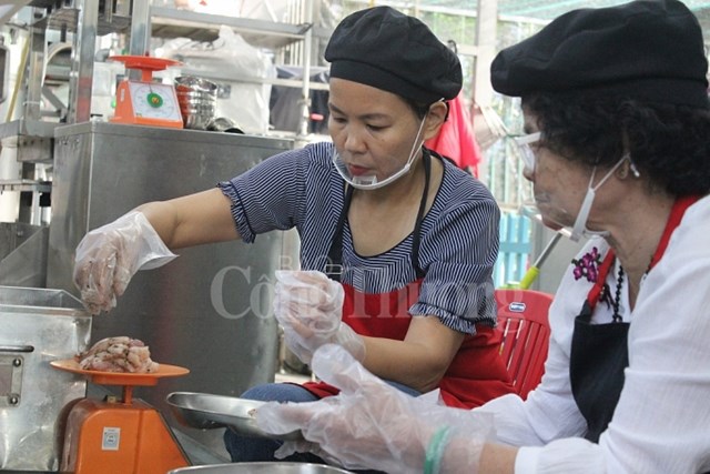 Cận cảnh gói bánh chưng bằng máy tại Sài Gòn - Ảnh 8