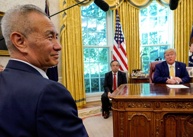 Ph&oacute; Thủ tướng Trung Quốc Lưu Hạc tại cuộc gặp Tổng thống Mỹ Donald Trump tại Nh&agrave; Trắng h&ocirc;m 11/10/2019 Ảnh: REUTERS