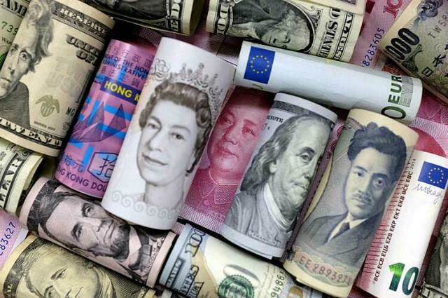 Đ&ocirc;la Mỹ, đ&ocirc;la Hong Kong, yen Nhật, bảng Anh, nh&acirc;n d&acirc;n tệ v&agrave; euro. Ảnh:&nbsp;Reuters