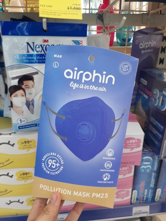 Khẩu trang Airphin được b&aacute;n với gi&aacute; 42.000 đồng tại hệ thống nh&agrave; thuốc Pharmacity. Ảnh: Yến Nhi.