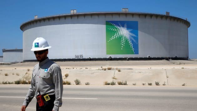 Nh&acirc;n vi&ecirc;n Aramco đi bộ gần một bể chứa dầu tại nh&agrave; m&aacute;y lọc dầu Ras Tanura của Saudi Aramco tại&nbsp;Saudi Arabia.&nbsp;Ảnh: Reuters