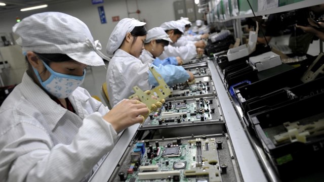 Một phần mạng lưới sản xuất của Foxconn ở Trung Quốc đ&atilde; hoạt động trở lại. Ảnh:&nbsp;Getty Images.
