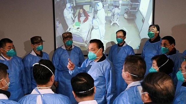 Thủ tướng Trung Quốc L&yacute; Khắc Cường (đứng giữa) l&agrave;m việc tại một bệnh viện ở Vũ H&aacute;n ng&agrave;y 27/1. Ảnh: Reuters.