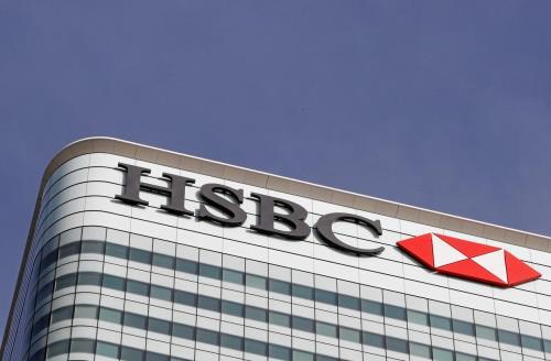 Biểu tượng của tập đo&agrave;n HSBC ở London (Anh). Ảnh: Reuters.