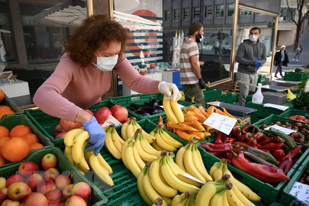 Một chợ đường phố được mở cửa trở lại tại Lausanne, Thụy Sĩ, ng&agrave;y 27/4/2020. (Ảnh: AFP/TTXVN)