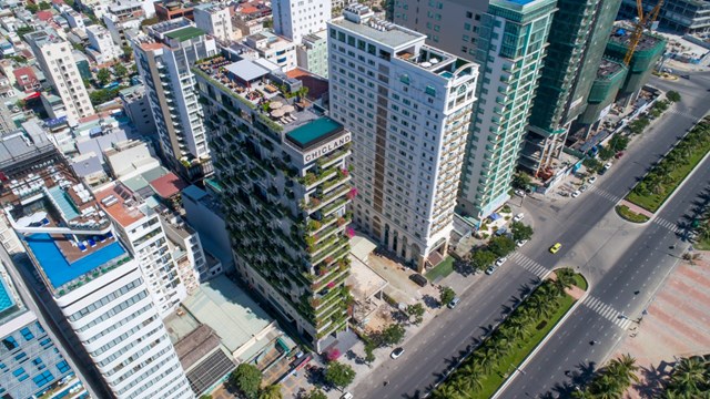 Cây và hoa phủ kín ban công khách sạn 21 tầng ở Đà Nẵng - Ảnh 1
