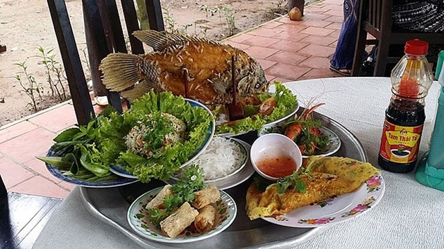 Một phần của niềm vui khi đi du lịch l&agrave; thử những m&oacute;n ăn mới. Việt Nam l&agrave; một v&ugrave;ng đất kh&ocirc;ng c&oacute; giới hạn của những bữa ăn lạ, những s&aacute;ng tạo ẩm thực kh&ocirc;ng giới hạn.