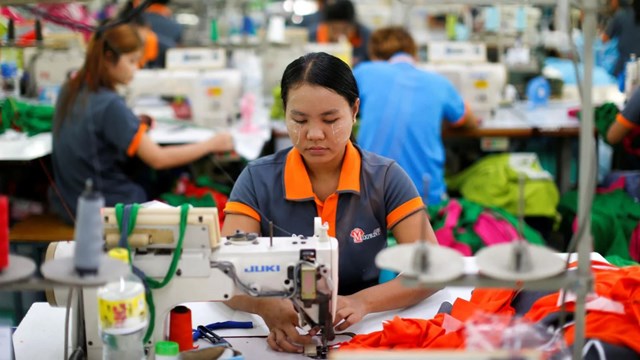 Một c&ocirc;ng ty sản xuất h&agrave;ng may mặc ở Bangkok, Th&aacute;i Lan. Ảnh: Reuters