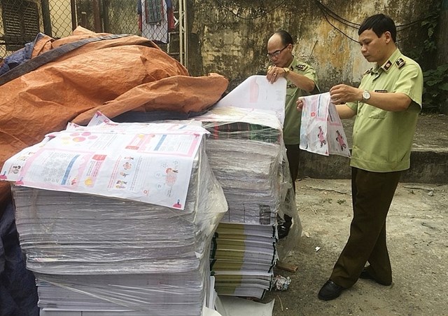 Hà Nội: Tạm giữ gần 2,3 tấn bìa và ruột sách bán thành phẩm có dấu hiệu in lậu - Ảnh 4