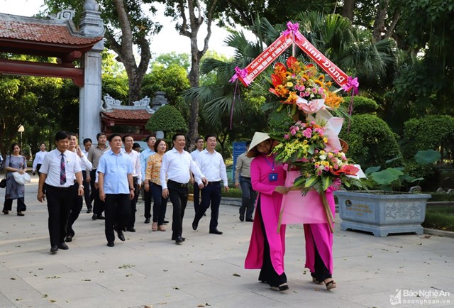 Bộ trưởng Đinh Tiến Dũng dâng hương tại Khu Di tích Kim Liên và đền Chung Sơn - Ảnh 1