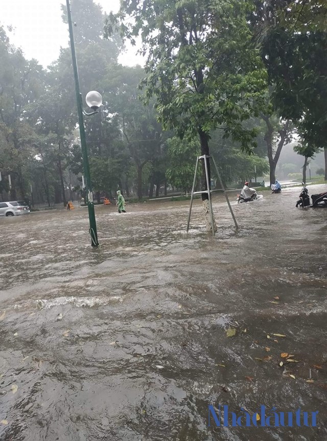  Hà Nội ngập lụt sau cơn mưa lớn  - Ảnh 6
