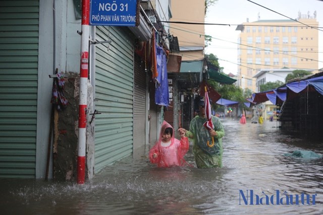 Hà Nội ngập lụt sau cơn mưa lớn  - Ảnh 3