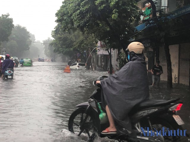  Hà Nội ngập lụt sau cơn mưa lớn  - Ảnh 5