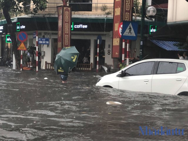  Hà Nội ngập lụt sau cơn mưa lớn  - Ảnh 1