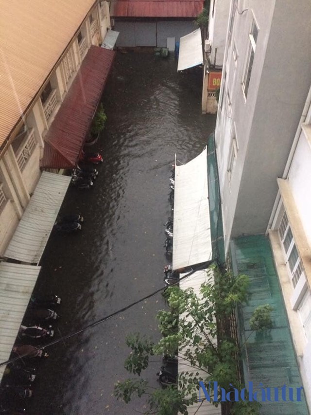  Hà Nội ngập lụt sau cơn mưa lớn  - Ảnh 4