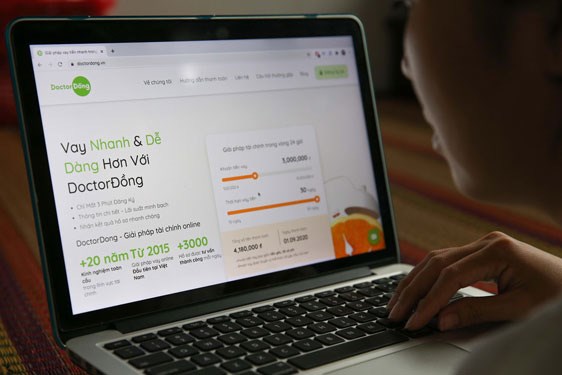 Website Doctor Đồng giới thiệu về dịch vụ vay trực tuyến. Ảnh: HO&Agrave;NG TRIỀU