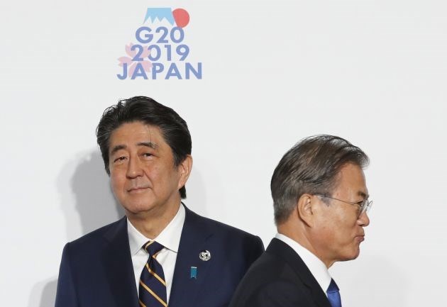 Thủ tướng Nhật Bản, Shinzo Abe v&agrave; Tổng thống H&agrave;n Quốc, Moon Jae-in.