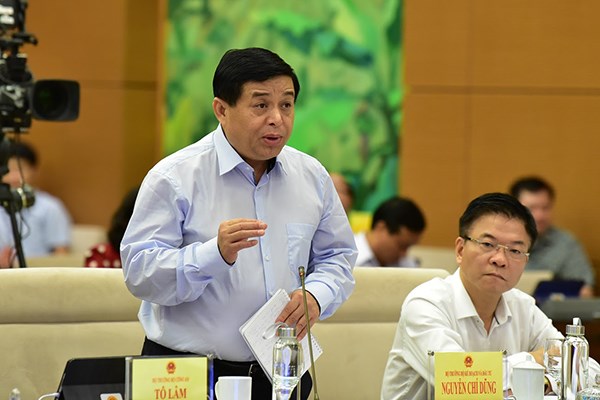 Bộ trưởng Kế hoạch v&agrave; đầu tư Nguyễn Ch&iacute; Dũng tại phi&ecirc;n chất vấn. Nguồn: internet