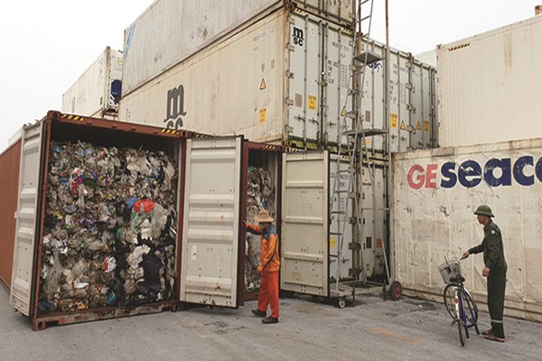 Container phế liệu nhựa tại cảng Hải Ph&ograve;ng. Ảnh: V.TR.