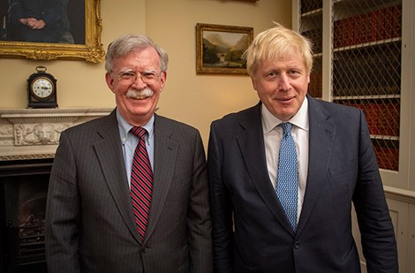 Cố vấn An ninh quốc gia Mỹ John Bolton v&agrave; Thủ tướng Anh Boris Johnson. Ảnh: ABC.
