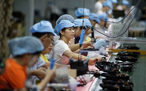 C&ocirc;ng nh&acirc;n l&agrave;m việc tại một d&acirc;y chuyền sản xuất robot h&uacute;t bụi ở Th&acirc;m Quyến, Trung Quốc.&nbsp;Ảnh: Reuters