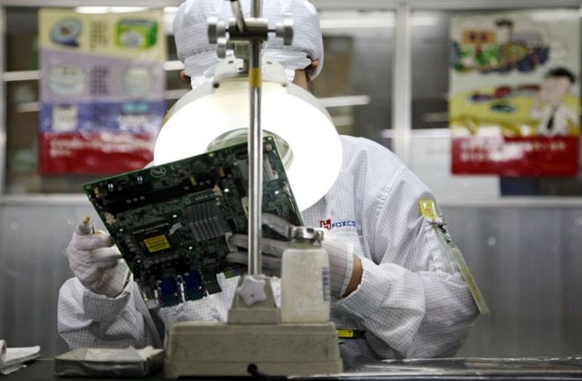 Nh&acirc;n vi&ecirc;n l&agrave;m việc trong một nh&agrave; m&aacute;y của Foxconn, đối t&aacute;c sản xuất iPhone lớn nhất thế giới.