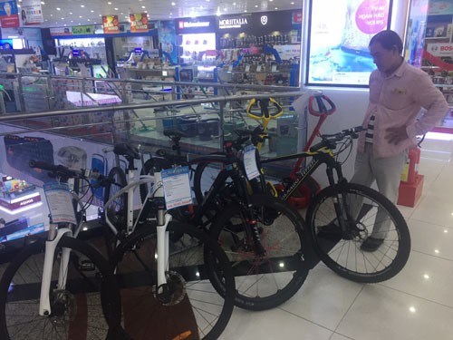 Những mẫu xe đạp cao cấp được trưng b&agrave;y tại một trung t&acirc;m thương mại ở TP. Hồ Ch&iacute; Minh.