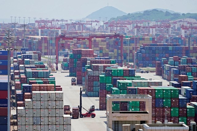 C&aacute;c container h&agrave;ng ho&aacute; Trung Quốc ở Thượng Hải - Trung Quốc. Ảnh: Reuters