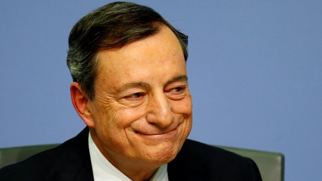 &Ocirc;ng Mario Draghi chủ tịch ECB đ&atilde; quyết định tiếp tục việc cắt giảm l&atilde;i suất v&agrave; nới lỏng định lượng.