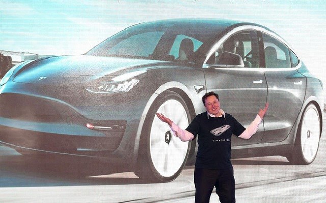 Tỷ ph&uacute; Elon Musk.