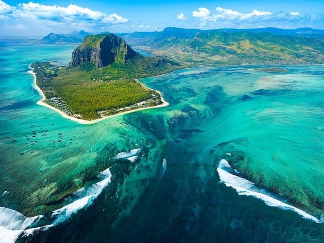 Cảnh sắc ngo&agrave;i khơi bờ biển Mauritius (một quốc đảo ở ch&acirc;u Phi) tr&ocirc;ng giống th&aacute;c nước dưới bề mặt Ấn Độ Dương. (Nguồn: Shutterstock)