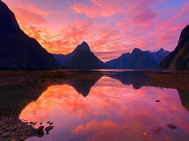 Cảnh ho&agrave;ng h&ocirc;n tại Vườn quốc gia Fiordland ở New Zealand. (Ảnh: Mark Grey)