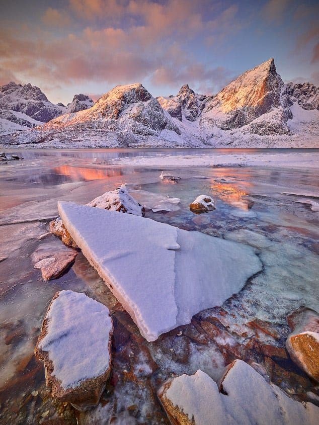 H&igrave;nh ảnh băng tại Bắc Cực đang tan do sự biến đổi kh&iacute; hậu được nhiếp ảnh gia Mark Grey ghi lại.