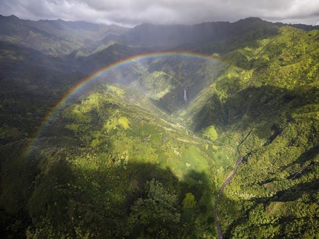Cầu vồng tr&ecirc;n Kauai, h&ograve;n đảo l&acirc;u đời nhất của quần đảo Hawaii. (Ảnh: Erez Marom)