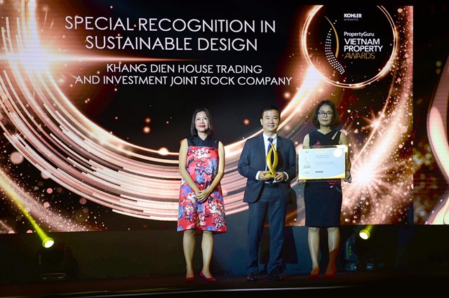 Đại diện c&ocirc;ng ty Khang Điền nhận giải Special Recognition in Sustainable Design. Ảnh KDH