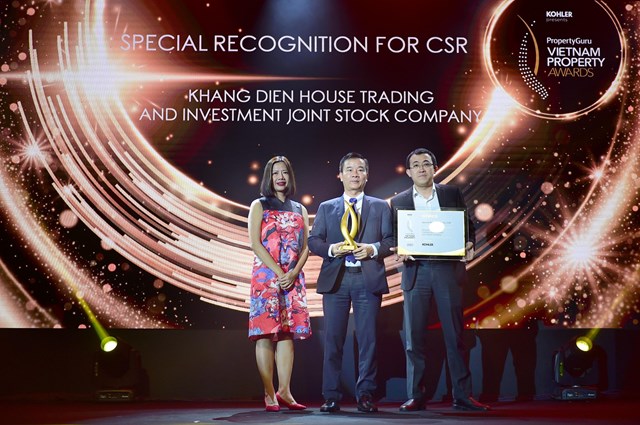 Đại diện C&ocirc;ng ty Khang Điền nhận giải Special Recognition for CSR. Ảnh KDH