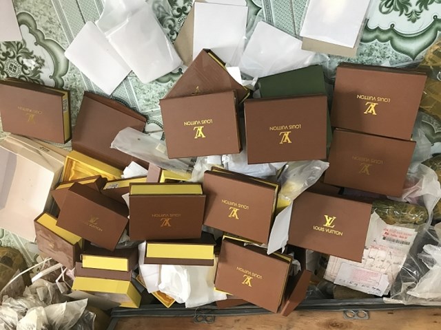 Nhiều vỏ hộp mang thương hiệu Loui Vuiton được vứt la liệt dưới nền nh&agrave;