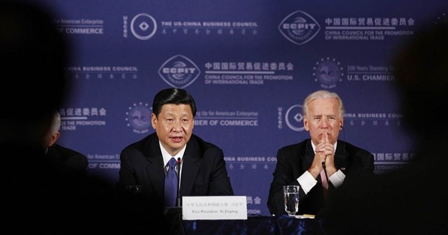 Chủ tịch Trung Quốc Tập Cận B&igrave;nh v&agrave; Ph&oacute; tổng thống Joe Biden trong một sự kiện b&agrave;n tr&ograve;n kinh doanh tại Ph&ograve;ng Thương mại Mỹ ở Washington ng&agrave;y 14/2/2012.&nbsp;Ảnh: Reuters.