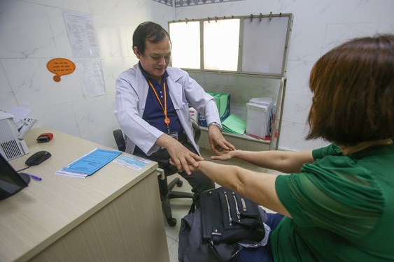 Người d&acirc;n kh&aacute;m chữa bệnh bảo hiểm y tế tại TP. Hồ Ch&iacute; Minh . Ảnh: HO&Agrave;NG TRIỀU