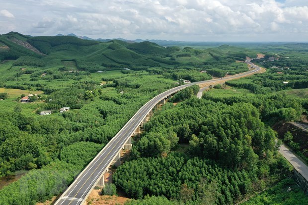 Đường cao tốc La Sơn-T&uacute;y Loan đoạn qua huyện Nam Đ&ocirc;ng, tỉnh Thừa Thi&ecirc;n-Huế. (Ảnh: Hồ Cầu/TTXVN)